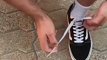 优秀男友守则，高跟鞋穿累了你要脱下来你的给他穿