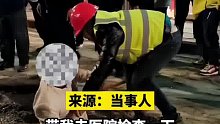 道路施工未立警示牌，一男子不小心误入水泥池中。。。。