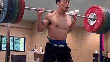 国外举重运动员，200公斤深蹲15次，体重只有70公斤#深蹲 #健身 #举重 #爆发力 #大重量训练