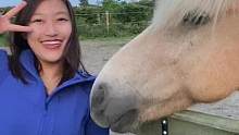 谁懂我想跟马合个影 它竟然主动把头靠过来配合我 马成为我最喜欢的动物 #我分享完了 #海外生活 #北