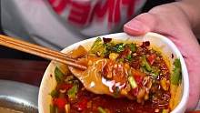 乐山深巷里的小破麻辣烫有多好吃！灵魂蘸碟配上猪油现炒的肉臊蛋炒饭。40度的天照样吃的停不下来。#美食