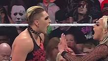 #wwe 雷亚接受不了丽芙背叛友谊，逮住丽芙KO
