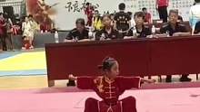 五岁小女孩在第五届岳王杯比赛中表现优异，拳术打得行云流水，可圈可点，最终获得金牌！