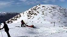 每座雪山每天都有人被担架拉走，国内国外都一样，滑雪还是要安全第一
#单板滑雪 #双板滑雪#滑雪安全 