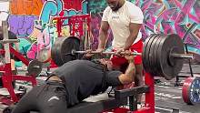 国外力量举黑人小哥，反手卧推230公斤整活#卧推 #健身 #力量举