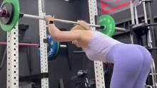 可爱小姐姐，深蹲100kg五次。#深蹲 #撸铁女孩 #力量举 #力量举女孩