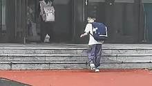 男孩行动不便 独自上楼梯，老师先观察孩子是否能自己上去，需要帮助时候毫不犹豫上去搭把手#暖心一幕 #