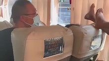 男子把脚放在前排乘客头上，，，旁边乘客愤怒教儿。。。。。。。。