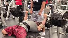 国外力量举小伙裸腕卧推307公斤，体重116公斤#卧推 #健身 #力量举 #要做一个猛男 #大重量训