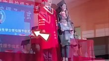 高校学位授予仪式，男孩突然上台，教授秒懂