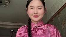 #年少的你啊 女生记录奶奶给自己新做的袍子，故此献上一支舞蹈。网友：学民舞的真的会感叹人家的血脉压制