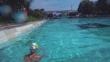 感觉这泳池人少得像我包场了样#游泳#跳水#运动#室外游泳池