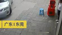 交通安全事故案例：一路人在自己公建前玩手机，哪知十几秒后被一银色轿时直接撞到墙上，身受重伤。#交通安