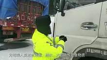 风搅雪恶劣天气，和静交警在行动。