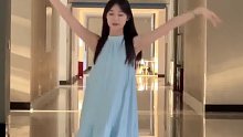 女生在楼道里跳舞，舞姿优美，身段舒展尽显美。网友：我怀疑男人都喜欢这样的！