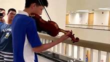 8月29日#深圳 新学期开学男子展示自己小提琴被多人围观拍摄也丝毫不紧张网友:好小子一首曲炸出一堆带