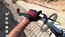 速降大神，城市速降#第一视角 #山地车速降 #极限运动 #双轮驱动bike #危险动作请勿模仿