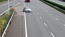 小车错过出口后竟然倒车，后方车辆纷纷紧急避让！