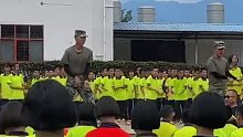 云南人的创作没有瓶颈？军训休息时教官带着学生们一起“打跳”网友：没点才艺都不敢当教官了！