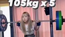 小姐姐深蹲105kg五次，经典智慧眼神#撸铁女孩 #深蹲 #健身氮泵 #力量举 #力量举女孩