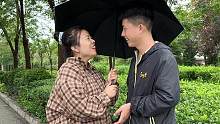 打工妹雨中和小伙玩浪漫，还要吃男友这条大鱼，小伙反应有点懵 #情侣日常 #浪漫 #调情 #雨中看雨 