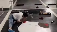 某小区地下停车场太有才了！一女子自学绘画在自家停车位上画招财猫