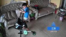 哥哥带着弟弟在客厅玩，却不小心将车子推翻，监控记录下#惊险一幕#哥哥带娃