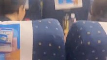 网友乘高铁时，遇前方女子在车厢内实用螺蛳粉