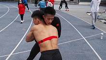 感受一下摔跤队的一堂室外体能训练课！#日常训练 #竞技体育 #摔跤运动员