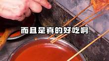 还没营业就能坐满50桌的柳州烧烤路边摊，招牌居然是一把生肉！裹满酱汁的碳烤口感简直打开新世界的大门。