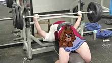 近IPF世锦赛规 卧推 140千克5个 又被卡扣挡了一个 难怪RPE从8.9直接拉满 裸腕无装 玩I