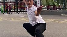 第十五集｜体育老师学校门口展示武术，  引起小学生围观欢呼