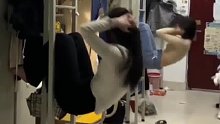 聪明的大学生已经卷起来了，女大学生在宿舍高难度仰卧起