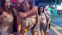女生结伴去泰国旅游，拍照时突然被外国男子搂肩