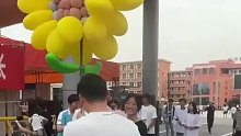 哥哥带着“向日葵”气球等妹妹考完试，网友：好想拥有同款显眼包哥哥！