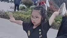 小小年纪多热爱武术。#因为热爱所以坚持 #武术 #日常训练 #女子当自强 #爱运动的小姑娘