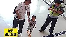 两岁男孩想上幼儿园独自出走，在路口徘徊时被好心人捡到。#走丢的小孩