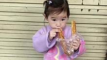 你的童年我的童年好像都一样。
 #人类幼崽迷惑行为大赏 #萌娃搞笑日常 #萌宝小吃货 #馋嘴宝宝#记