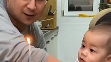 爸爸引导宝宝吹生日蜡烛，谁知宝宝却…