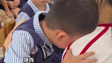 男孩听完#918 主题课后伤心落泪，老师拥抱着安抚！#教育 #记录校园生活