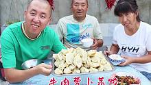 东北家庭包饺子有多实惠？个头大馅料足，鲜嫩多汁，吃得嗷嗷香！