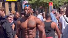 当肌肉男上街，直接变成全场的焦点，太帅了吧#健身 #要做一个猛男 #这谁顶得住啊