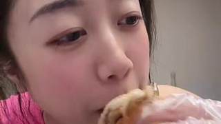 快樂(lè)的時(shí)光總是短暫的，剪了一點(diǎn)點(diǎn)美食片段#好身材吃出來(lái) #我的減肥日記 #好吃的東西要吃進(jìn)肚子里