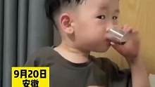宝宝鼓起勇气自己吃药，家长在一旁疯狂夸赞。网友：在一声声“哇”中迷失自己#原谅我不厚道的笑了 #人类