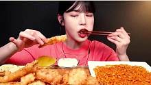 奶油培根火鸡面配炸薯条炸鱼，真是绝了#韩国吃货主播 #被这届亚运的氛围燃到了 #韩国料理 #爱美食爱