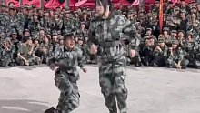 军训间隙切磋表演，一个专业能力强一个心理素质强