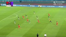 谭龙与队友多次传导配合，凌空抽射稍偏球门。