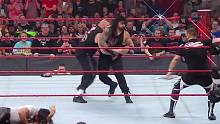猛兽布洛克轻松横扫对手，罗门伦斯不慎砸桌#布洛克莱斯纳 #罗门伦斯 #wwe