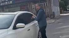 女子看到大爷在她车旁埋头苦干，温柔地说：大爷，干抹布得给擦一下