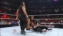 罗门伦斯终于对巨石强森下手！赛斯和迪安卖力支援，巨石强森吐血